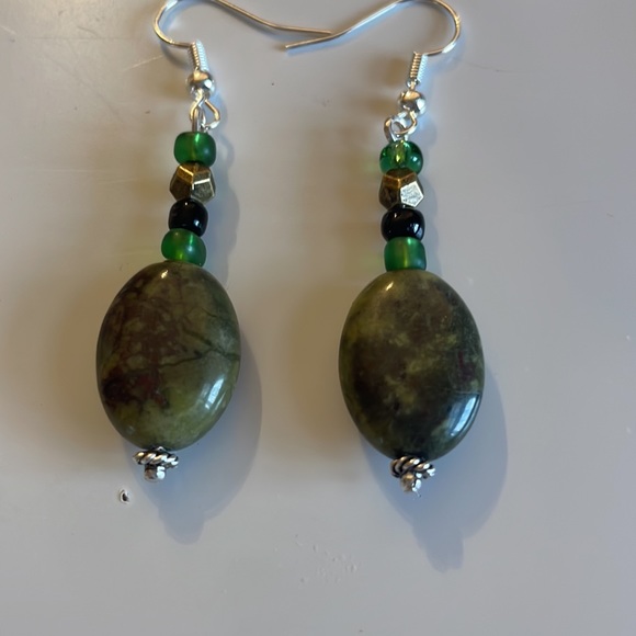 Handmade earrings sliver plated green colored stones - Picture 2 of 5